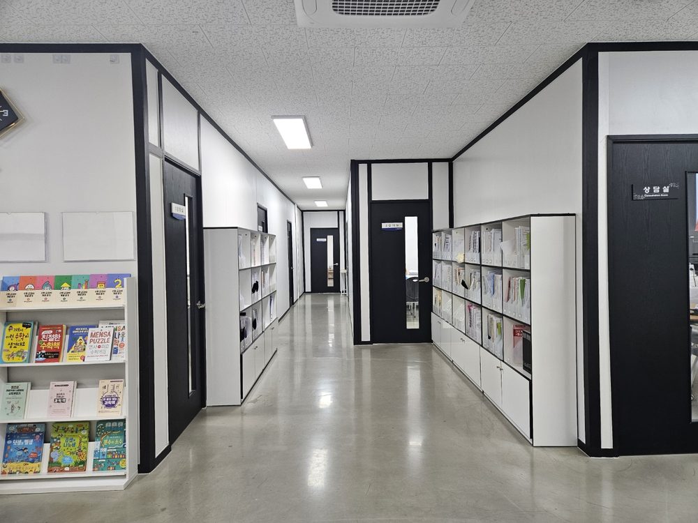 봉덕김쌤수학학원 복도와 교재 서가